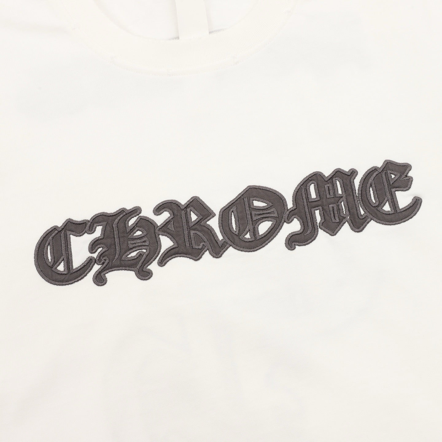 Camiseta Chrome Hearts con apliques y bordado sánscrito