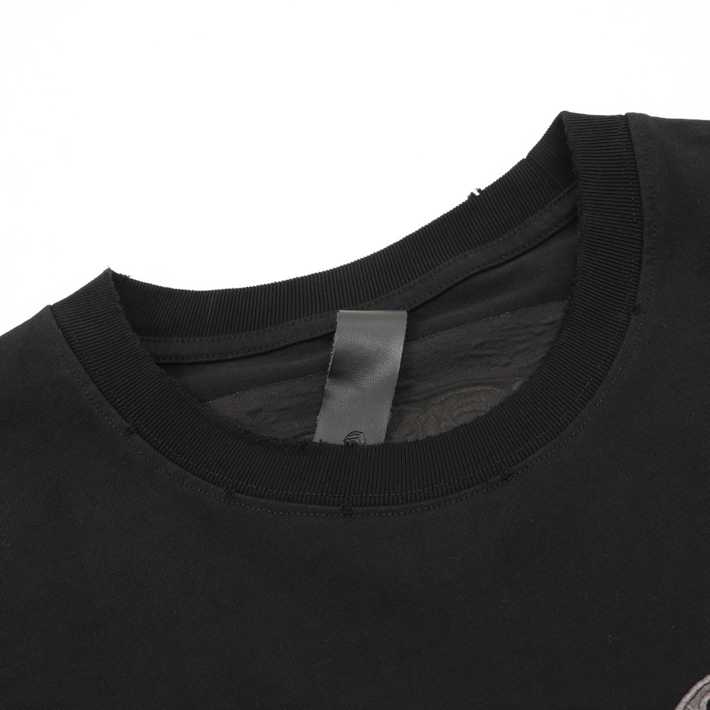 Camiseta bordada Chrome Hearts con aplique sánscrito