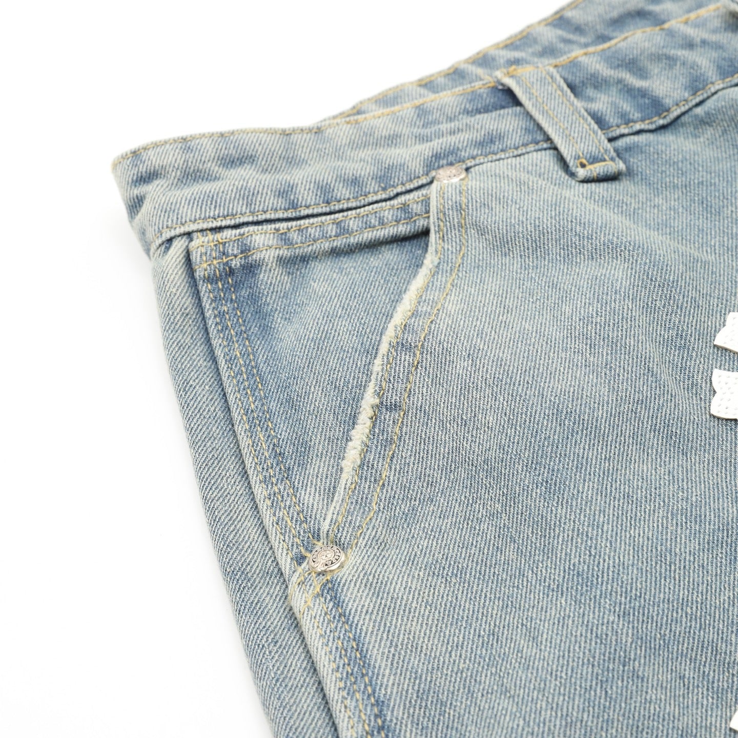 Chrome Hearts Pantalones cortos vaqueros con bordado de punto de cruz y adornos de cuero
