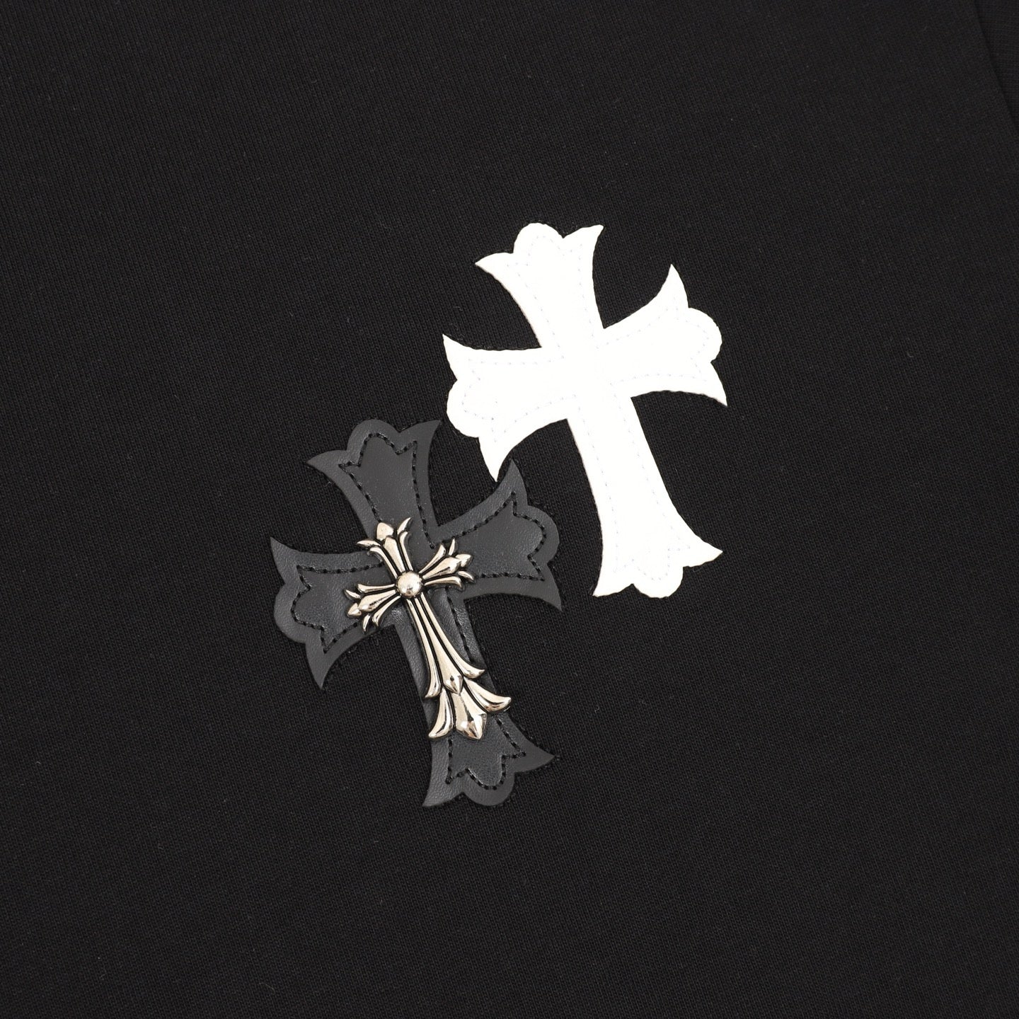 Chrome Hearts 26SS Metal-Embellished Leather-Label Cross Embroidered T-Shirt