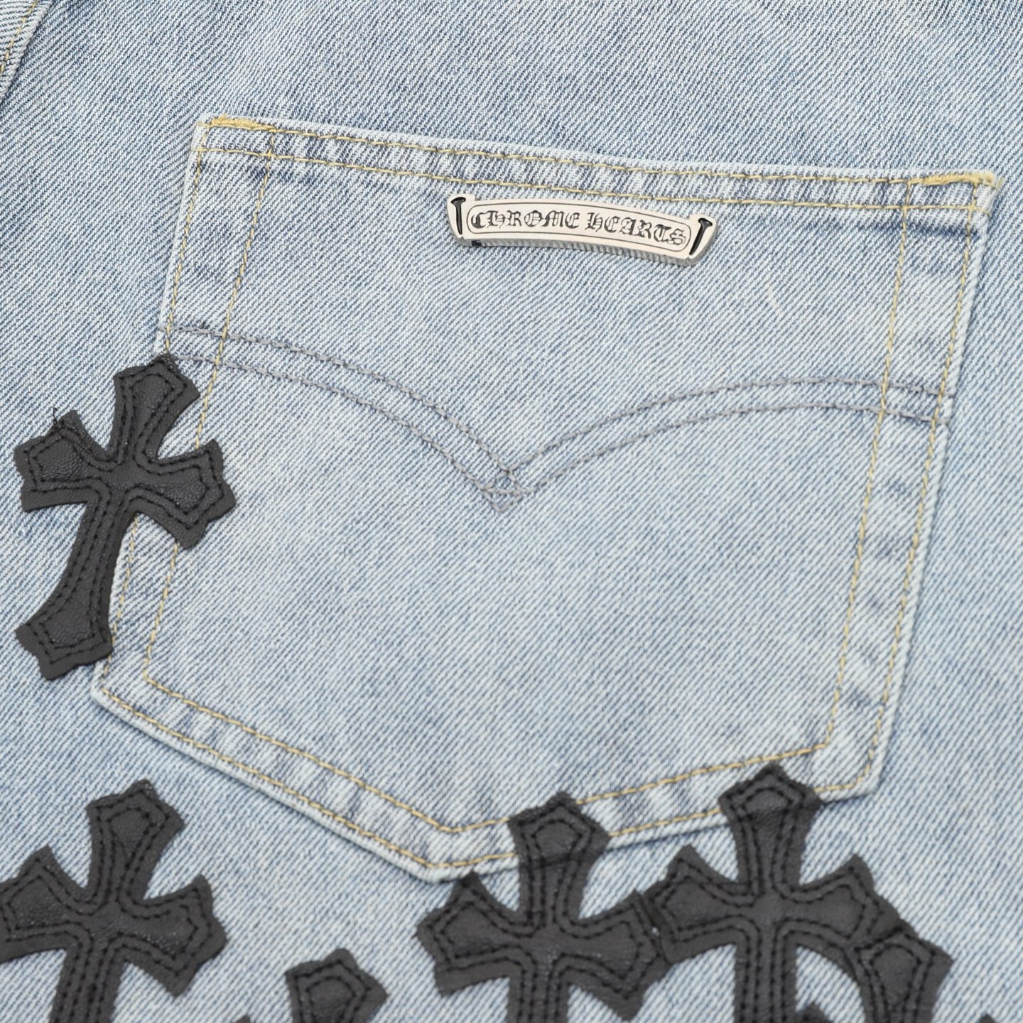 Pantalones cortos vaqueros Chrome Hearts con ribete de piel y punto de cruz