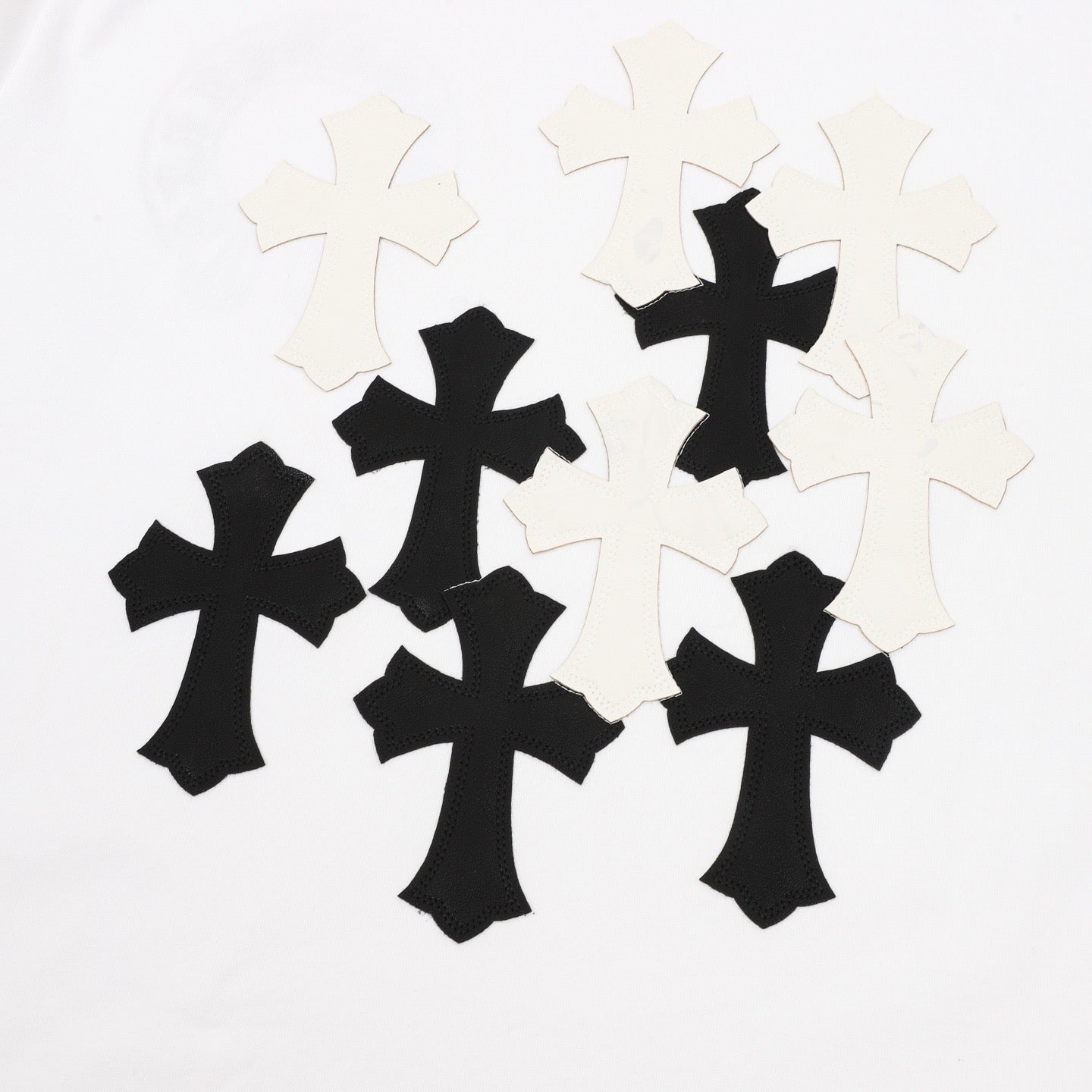 Camiseta de cuello redondo con cruz sánscrita Chrome Hearts
