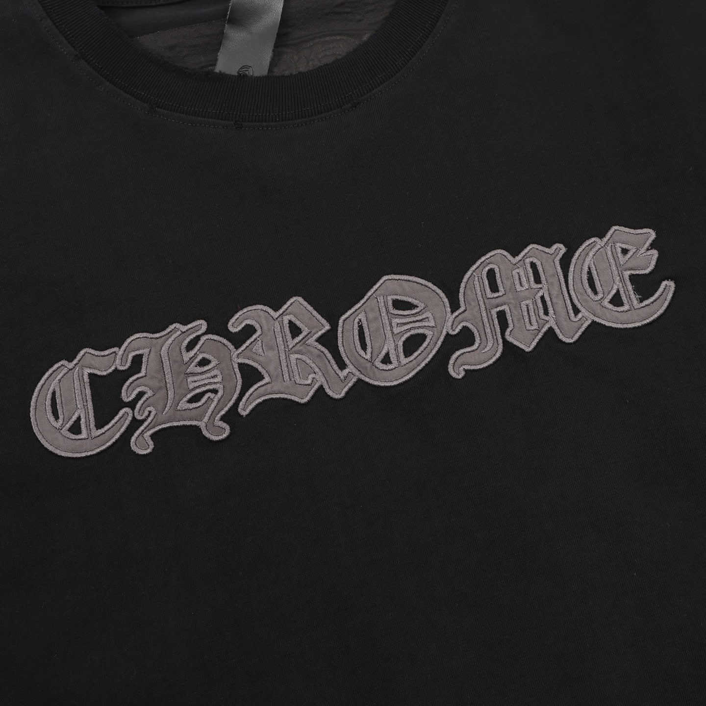 Camiseta bordada Chrome Hearts con aplique sánscrito
