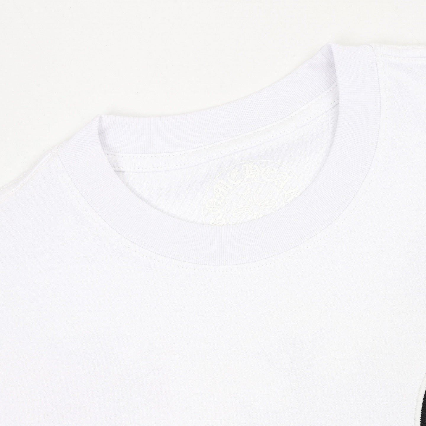 Camiseta de cuello redondo con cruz sánscrita Chrome Hearts