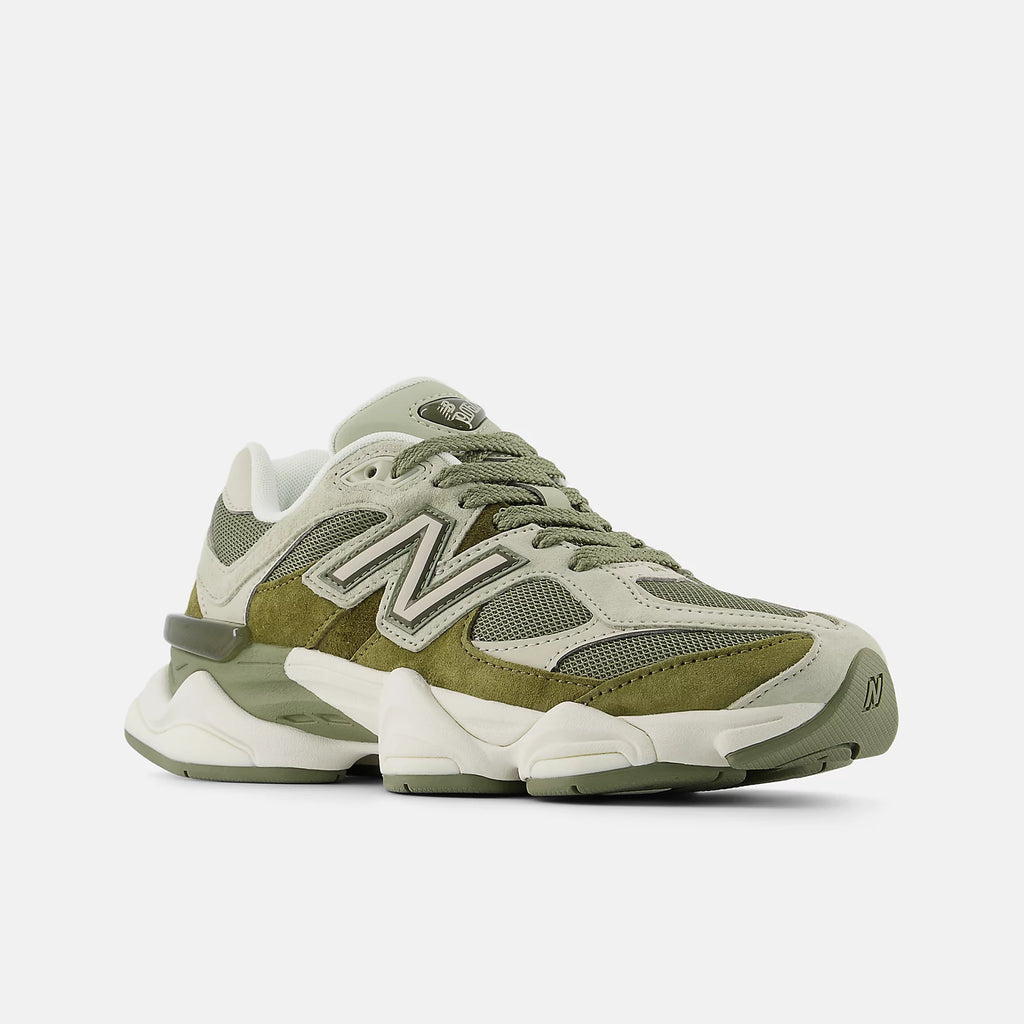 New Balance 9060 ダークオリーブ with オリーブ